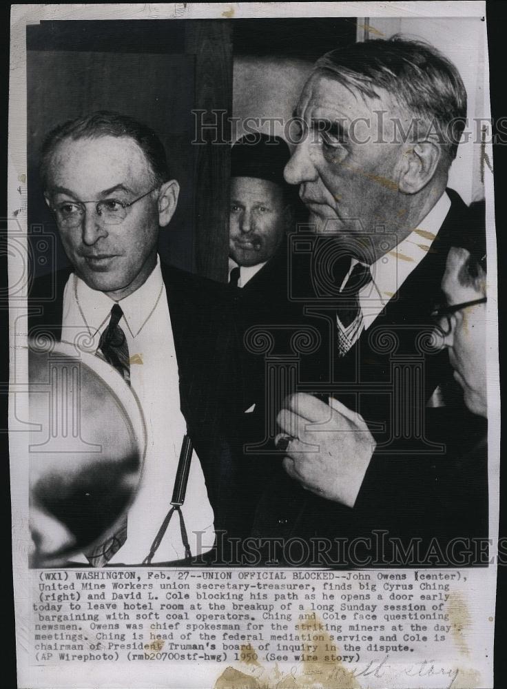 1950 Press Photo John Owens of Mine Workers Union, blocked by Cyrus Ching - Historic Images