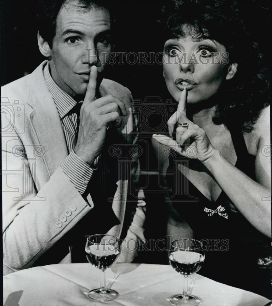 1982 Press Photo Actor Rich Ryder &amp; Dawn Wells In &quot;They&#39;re Playing Our Song&quot; - Historic Images