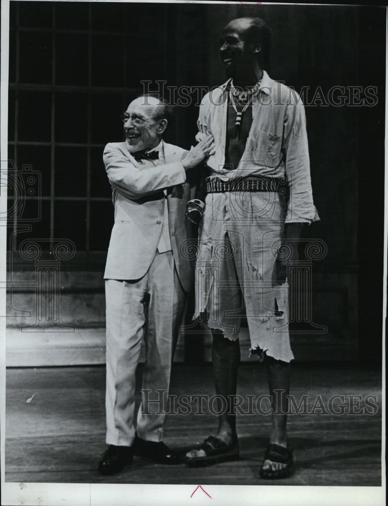 1966 Press Photo Actor Menasha Skulnik &amp; Louis Gossett In &quot;The Zulu &amp; The Zayda&quot; - Historic Images