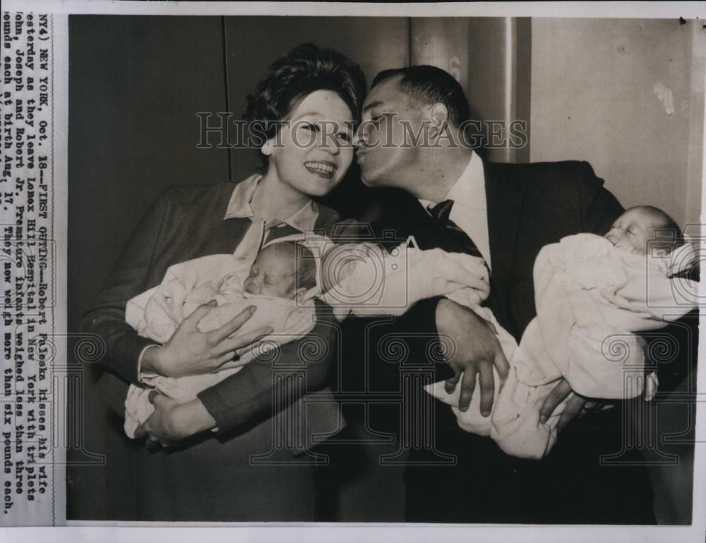 1952 Press Photo Robert Faleska, wife, with triplets John, Robert, and Joseph - Historic Images