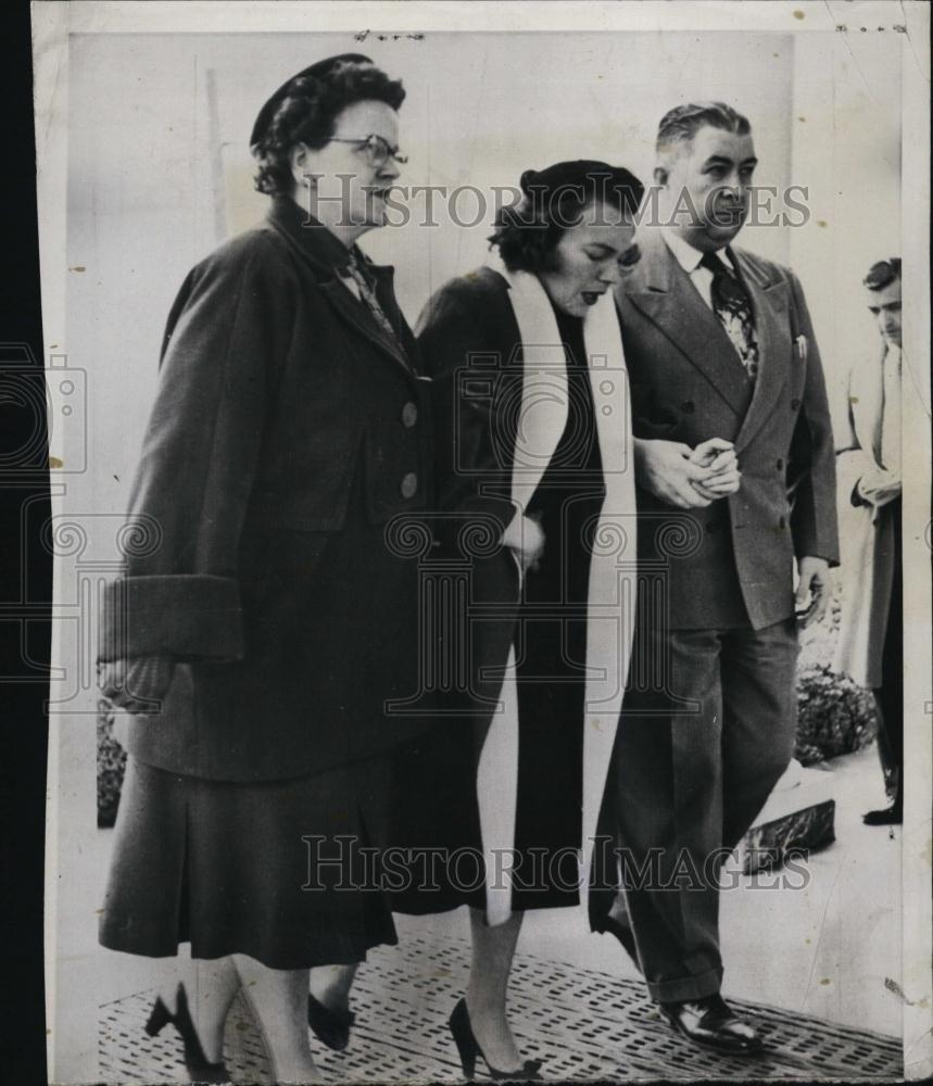 1955 Press Photo Mrs Marjorie Smith and DetCapt Howard Kelly at funeral - Historic Images