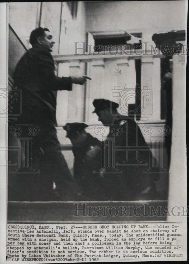 1962 Press Photo Police Detective Leo Antonelli band shot stairway South Shore - Historic Images