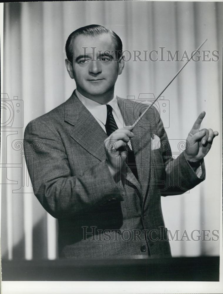 1947 Press Photo Mark Warnow, conductor on &quot;Your Hit Parade&quot; - RSL04235 - Historic Images