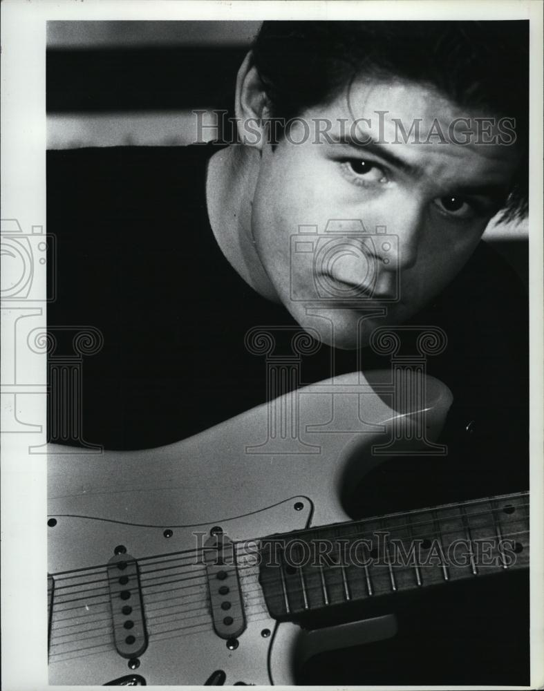 1995 Press Photo Blues artist Mike Welch posing for photo - RSL43265 - Historic Images