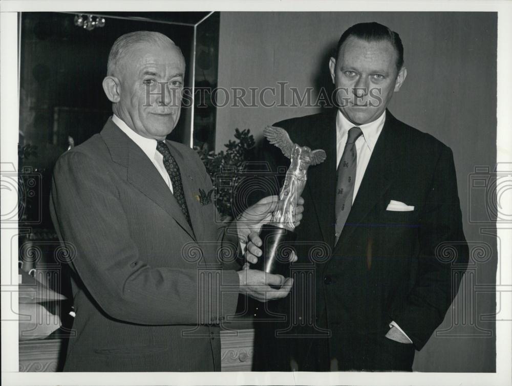 1952 Press Photo Bob Considine Writer Awarded for Journalism by James Sommons - Historic Images