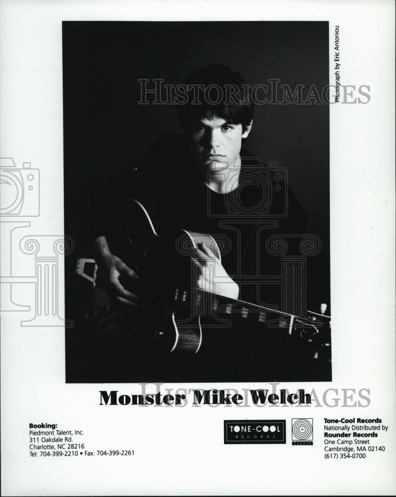 1997 Press Photo Musician &quot;Monster&quot; Mike Welch posing for photo - RSL43267 - Historic Images