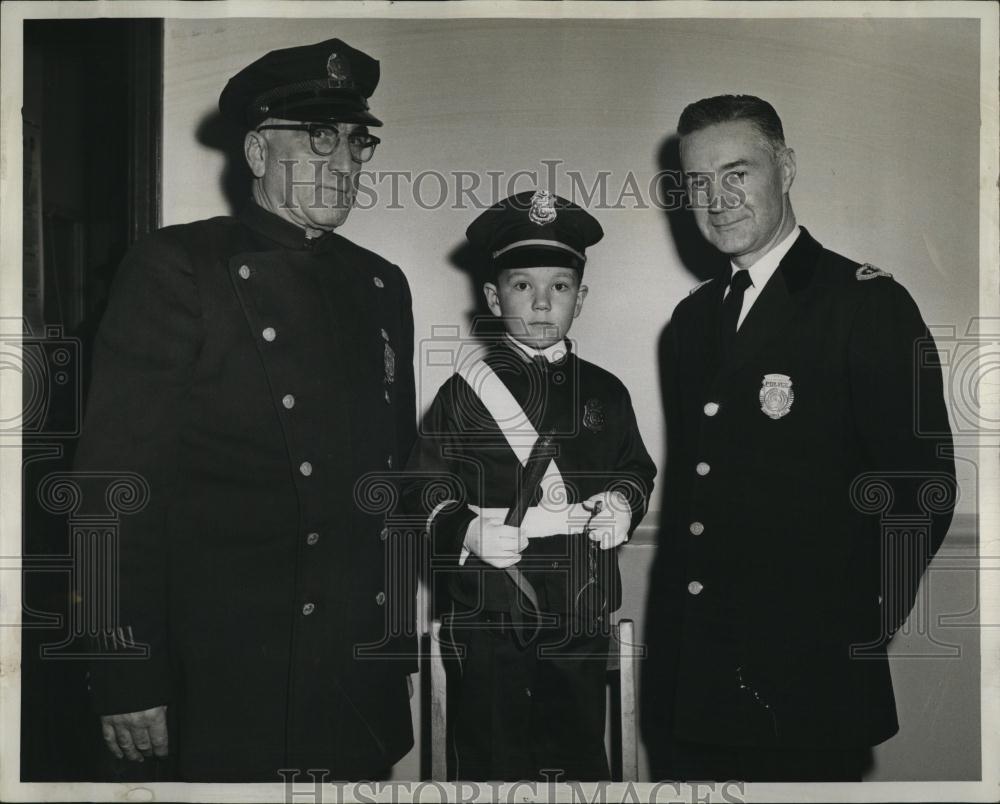 1960 Press Photo young Bobby Spinney uniformed assistant to officer Ricco Rossi - Historic Images