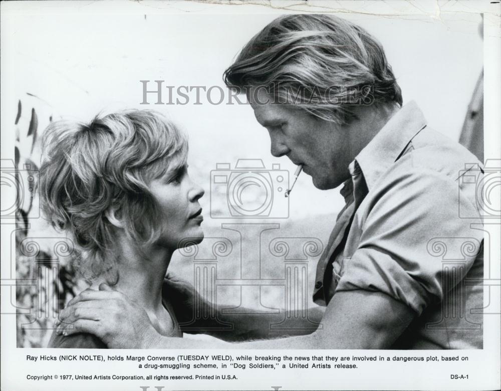 1977 Press Photo Actors Nick Nolte And Tuesday Weld Starring In "Dog Soldiers" - Historic Images