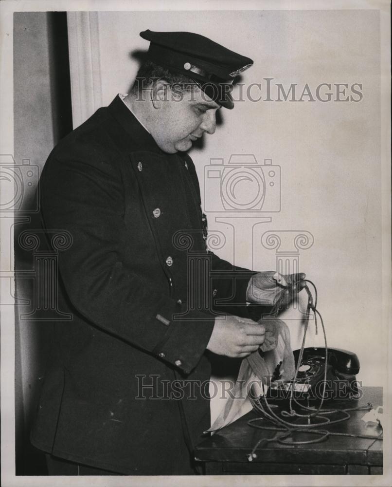 1958 Press Photo Officer Thomas Mills of Station with tape victim was bound - Historic Images