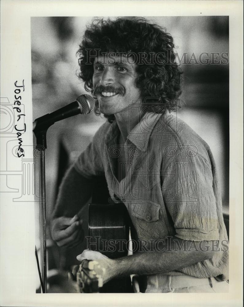 1981 Press Photo Entertainer Joseph James on stage - RSL93099 - Historic Images