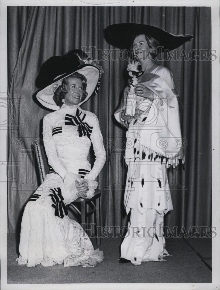 1964 Press Photo Mrs Welch and Mrs Davis in costumes from &quot;My Fair Lady&quot; - Historic Images