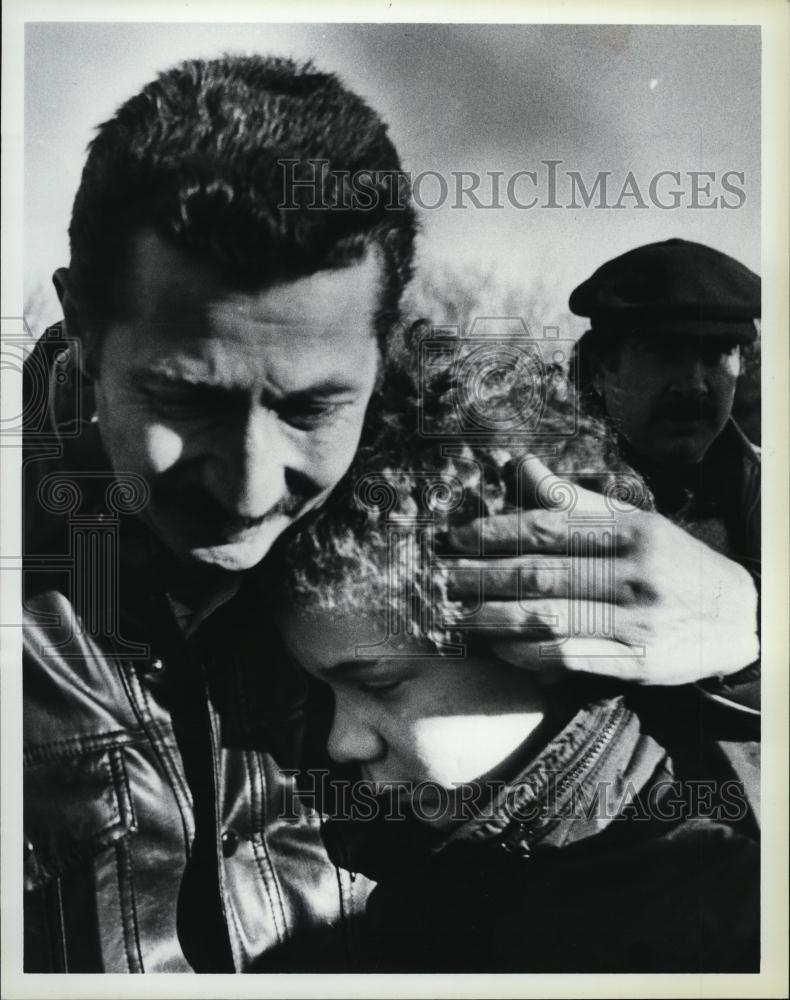1984 Press Photo Robert Smith Hugging Reunited Kidnapped Son Bobby - RSL43991 - Historic Images