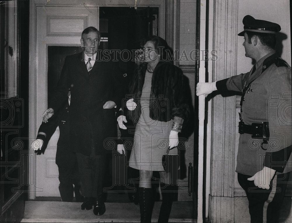 1971 Press Photo State Trooper holds dor for Gov and Mrs Sargent - RSL90347 - Historic Images