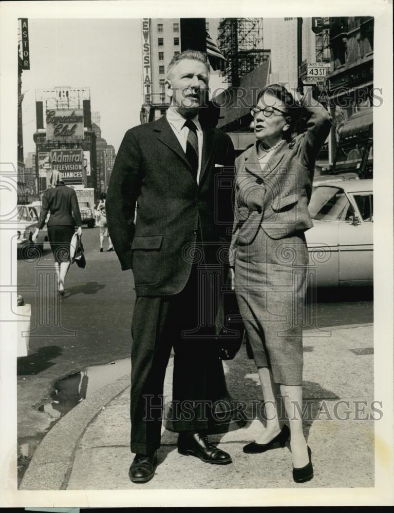 1960 Press Photo W G Rogers, Mildred Weston, Author, Poet, Carnival Crossroads - Historic Images