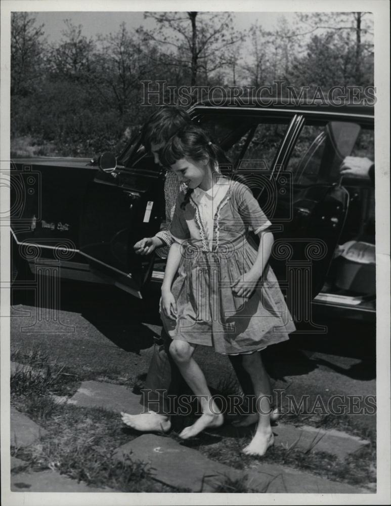 Press Photo Children Judy and Gerard arriving home - RSL44241 - Historic Images