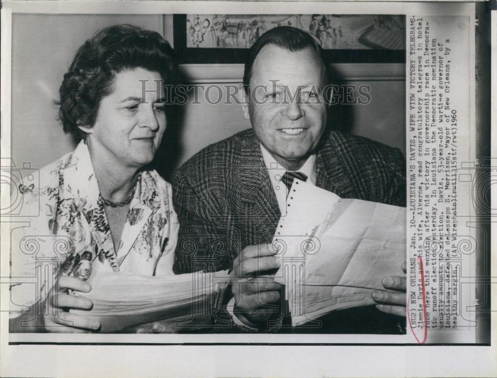 1960 Press Photo Jimmie Davis, Wife Alverne Davis, Victory Telegram - RSL69645 - Historic Images