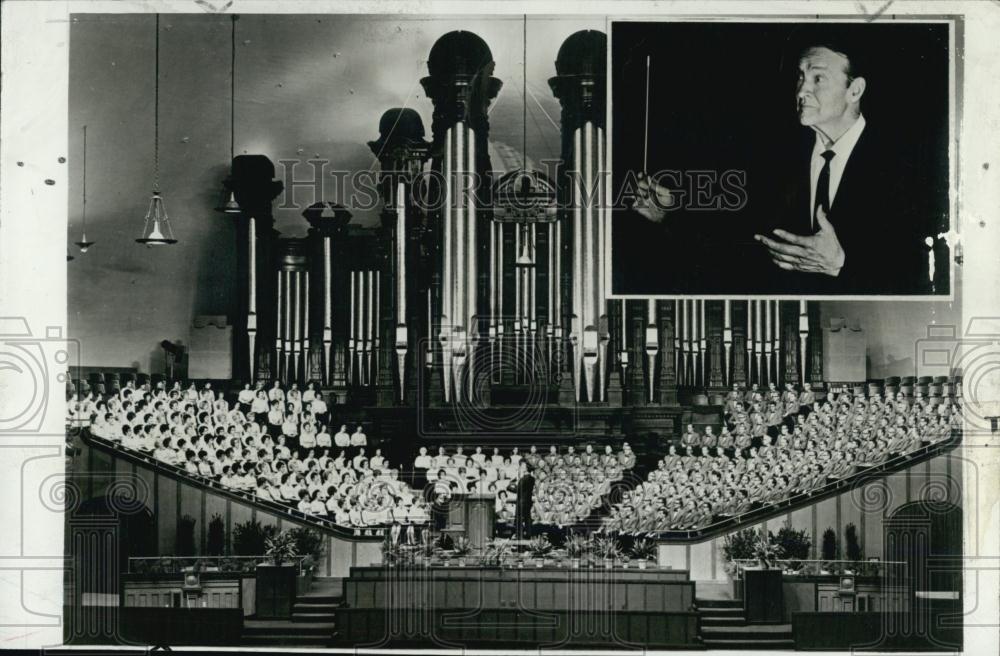 1973 Press Photo Richard Condi, Director of Mormon Tabernacle Choir in concert - Historic Images