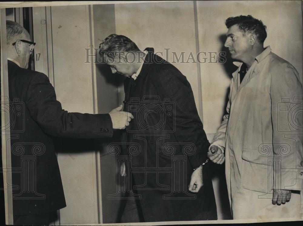 1962 Press Photo Deputy Marshalls &amp; men to be arraigned at Fed court - RSL39143 - Historic Images