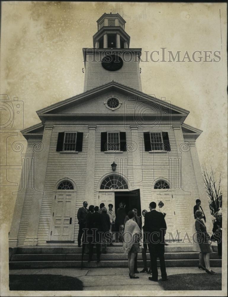 1971 Press Photo RevWM J Turns Into A Protest At Church As Crowd Leaving - Historic Images