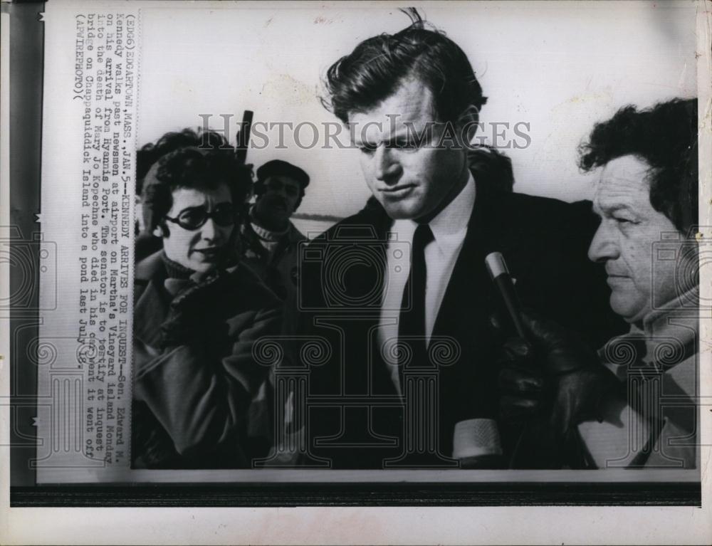 1970 Press Photo Sen Edward Kennedy at airport on Martha's Vineyard - RSL99909 - Historic Images