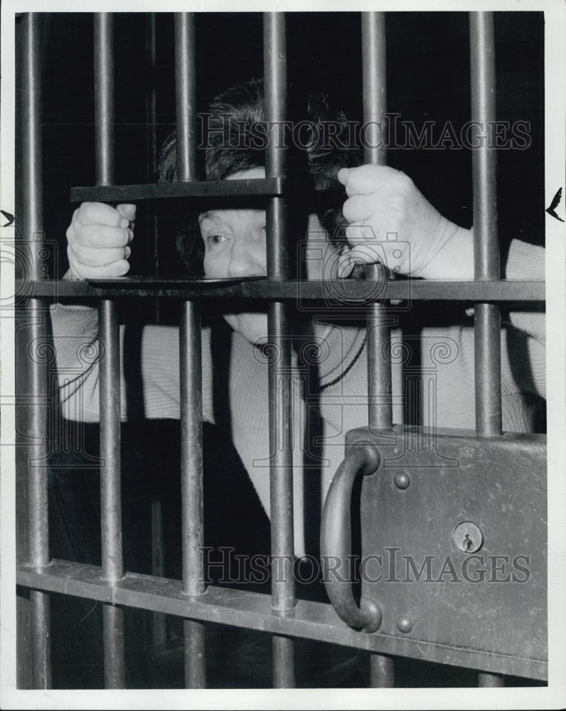 1975 Press Photo Eleanor Roberts inmate in jail waiting for screening to get out - Historic Images