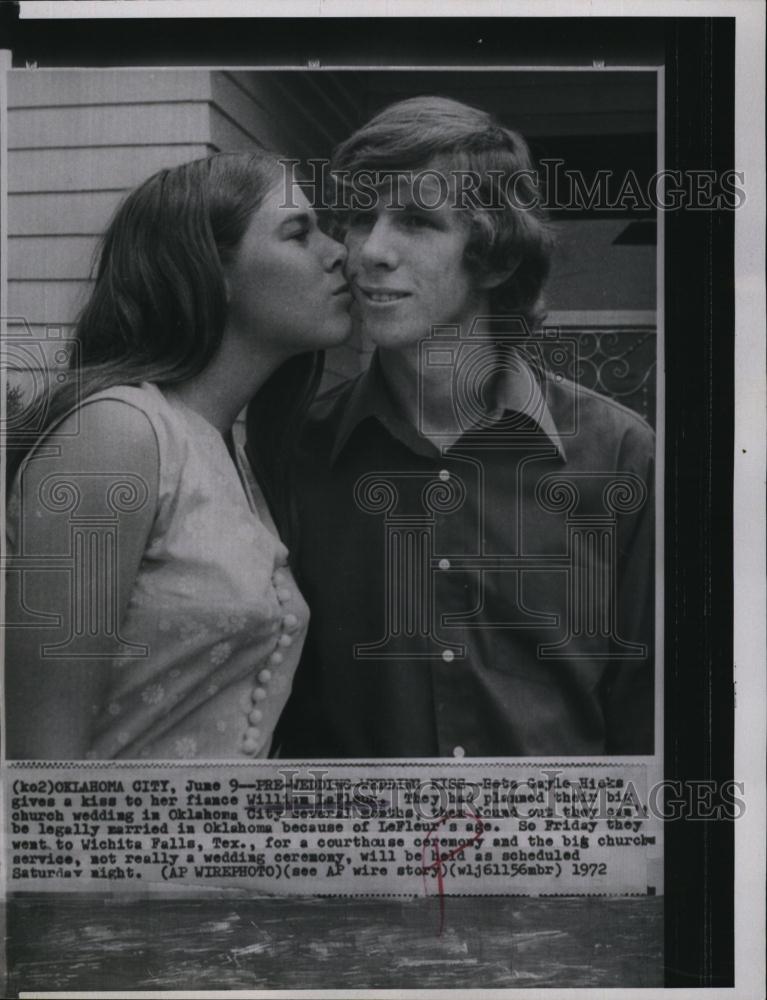 1972 Press Photo Bets Gayle Hicks Kisses Fiance William Lafluer - RSL92421 - Historic Images