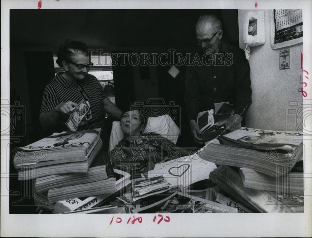 1973 Press Photo Rosemary Eschenfelder brain damage parents amid catalogs - Historic Images