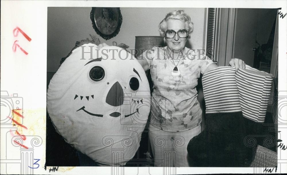 1981 Press Photo Ruth Osborn, costume maker holds head and boots of Raggedy Ann - Historic Images