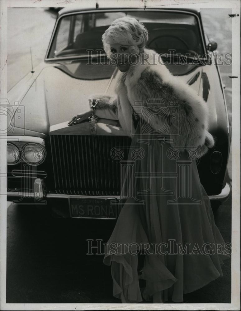 1975 Press Photo Columnist &amp; broadcaster, Rona Barrett - RSL94011 - Historic Images