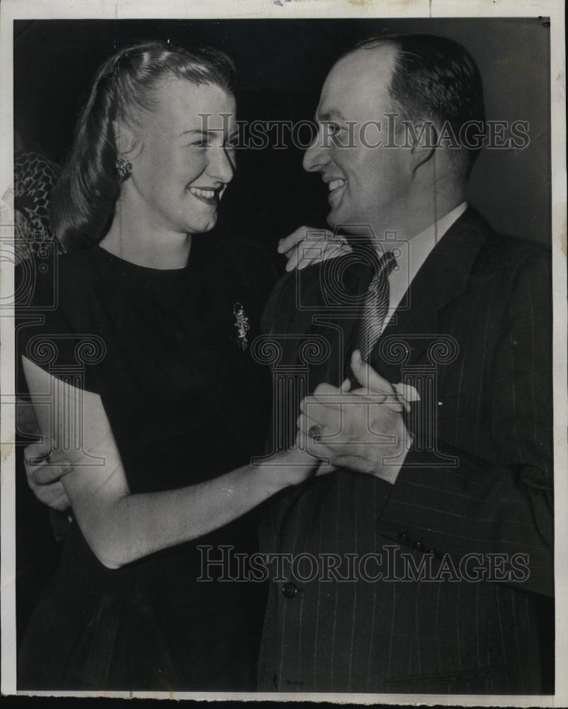 1947 Press Photo Betty Farley Dancing With Fiance Glenn D Montgomery - Historic Images