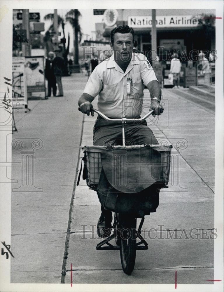 1977 Press Photo David Queen Mail Man on Bike - RSL65183 - Historic Images