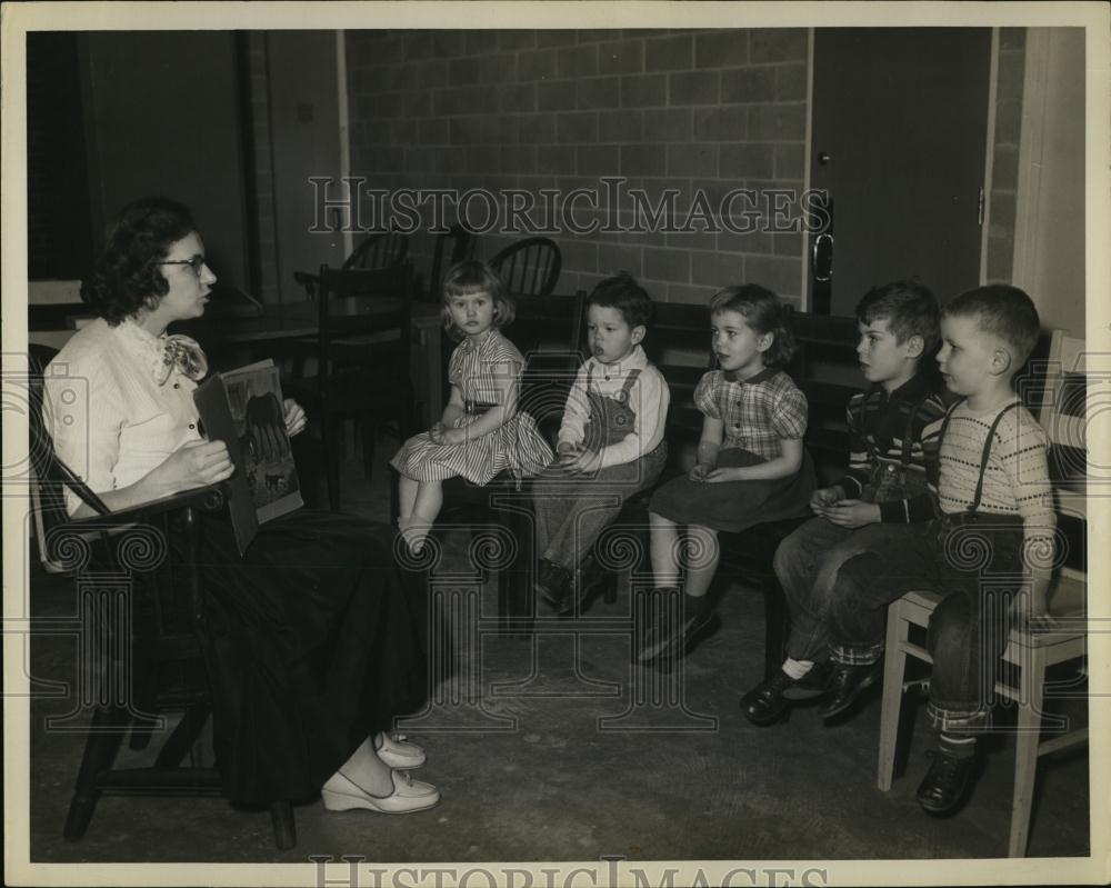 1955 Press Photo Cambridge YWCA Nursery Director Mrs George Waterman, Students - Historic Images