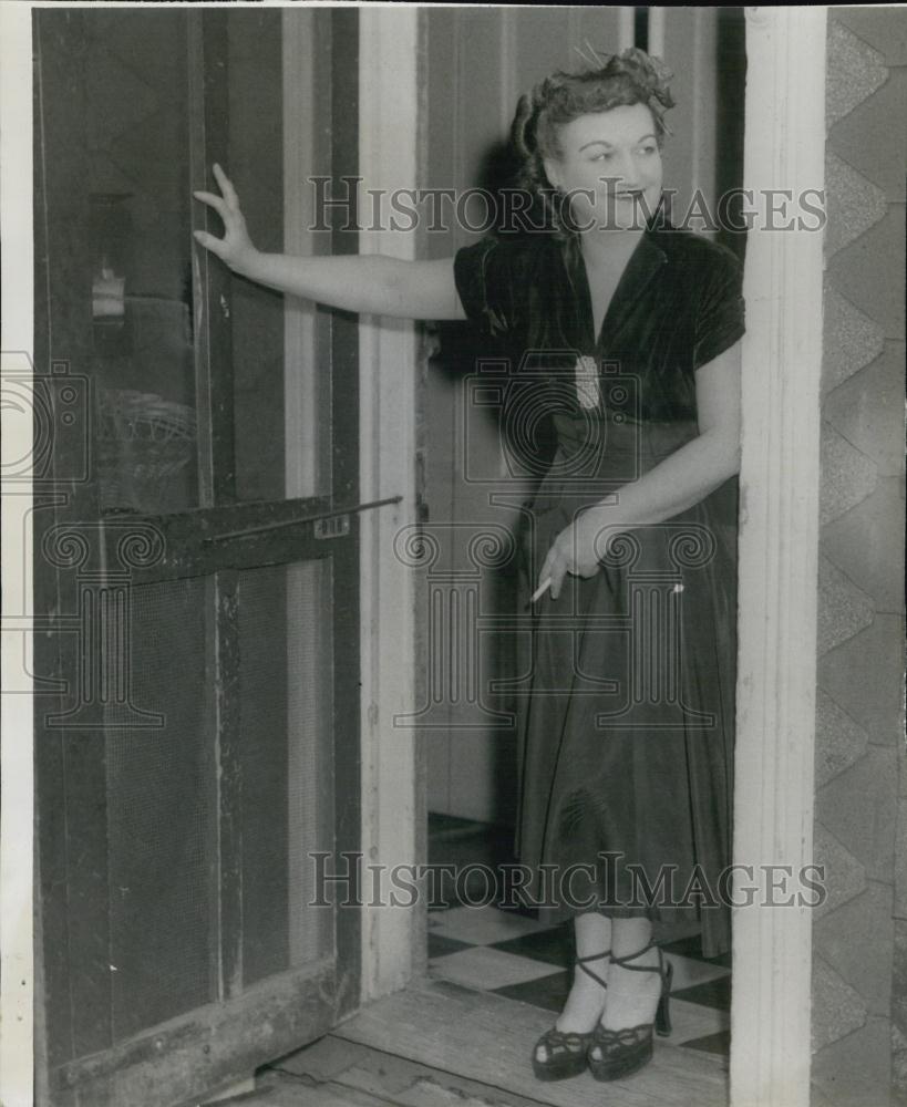 1956 Press Photo Mrs Margaret Reed may be a witness - RSL02397 - Historic Images