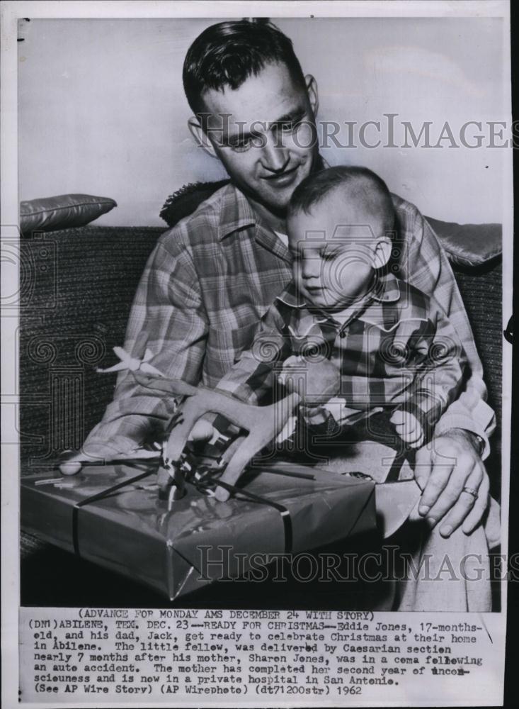 1962 Press Photo Eddie Jones And Father Jack Celebrate Christmas - RSL84053 - Historic Images