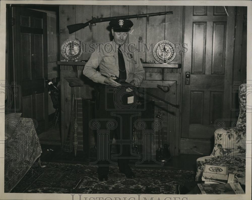 Press Photo Patrolman Clifford Dennis Exzamines Gun Boy Discharged - RSL88093 - Historic Images