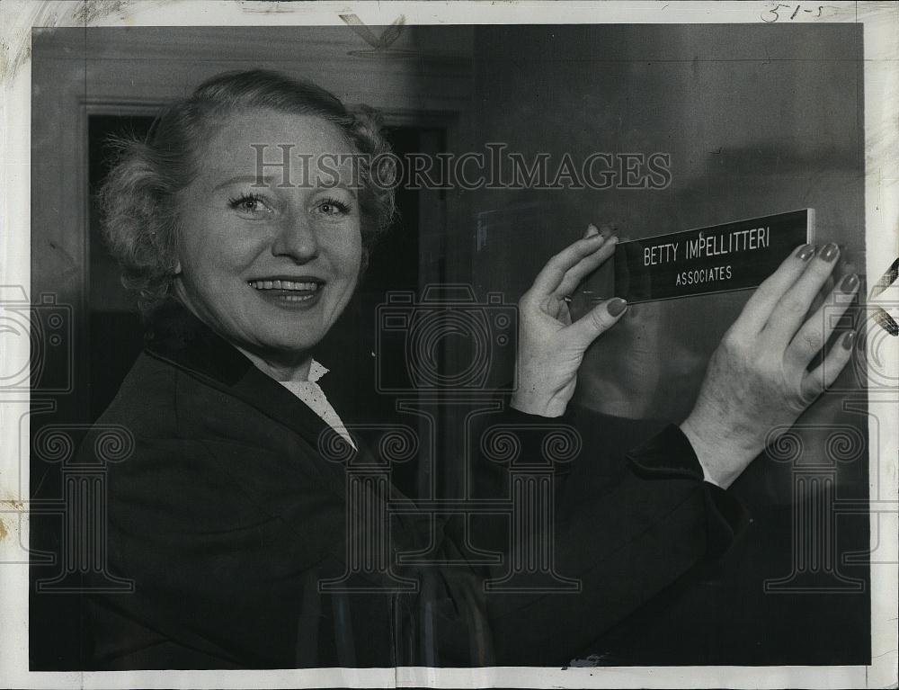 1953 Press Photo Betty Impellitteri at her NY business, husband is Mayor of NY - Historic Images