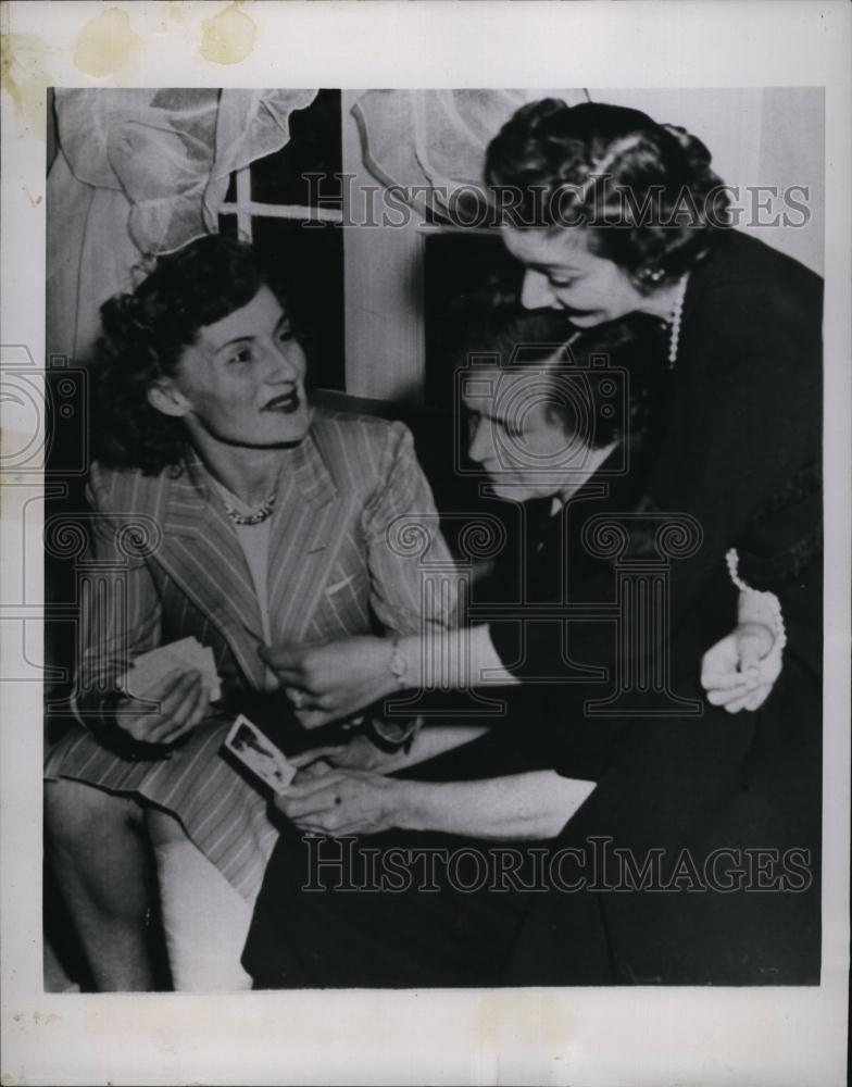 1949 Press Photo Betty Ferreri consoled by the family of her slain husband - Historic Images