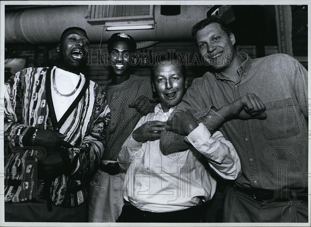 1996 Press Photo Daniel Stern with Celtics&#39; Doug Smith, Alton Listeo, Tod Mundt - Historic Images