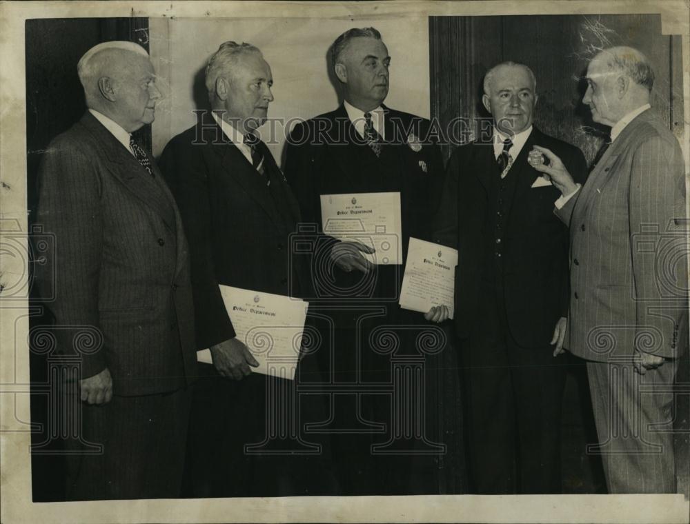 1949 Press Photo Supt Sgt James Daley, Capt Clougherty - RSL07213 - Historic Images