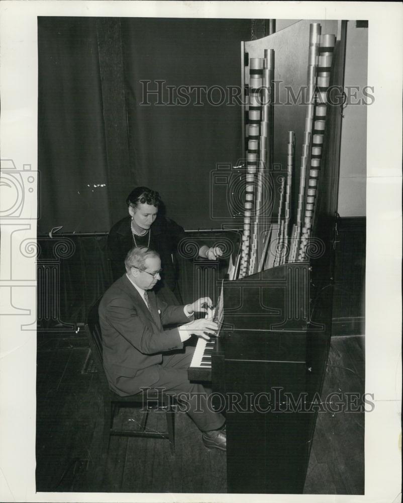 1956 Press Photo Melville Smith Rehearsing the Handel Organ concerto - Historic Images