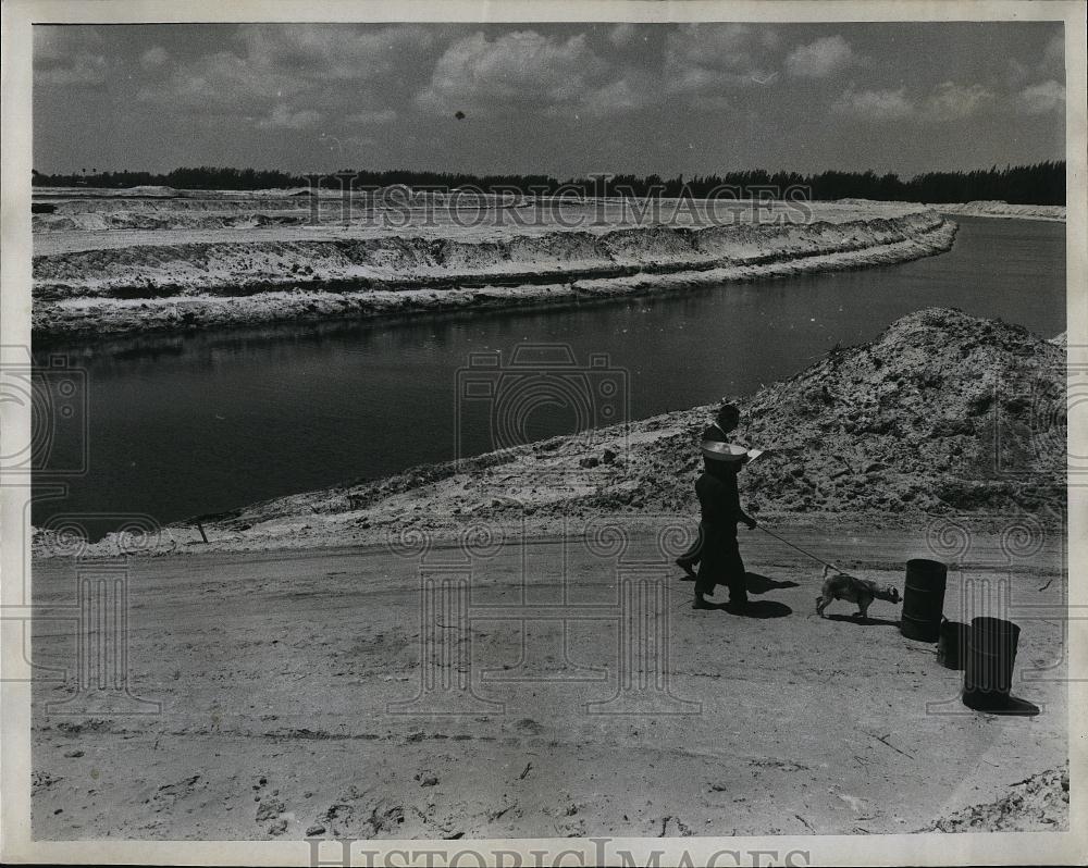 1961 Press Photo People on the beach at Venetian, Isles, Florida - RSL96999 - Historic Images