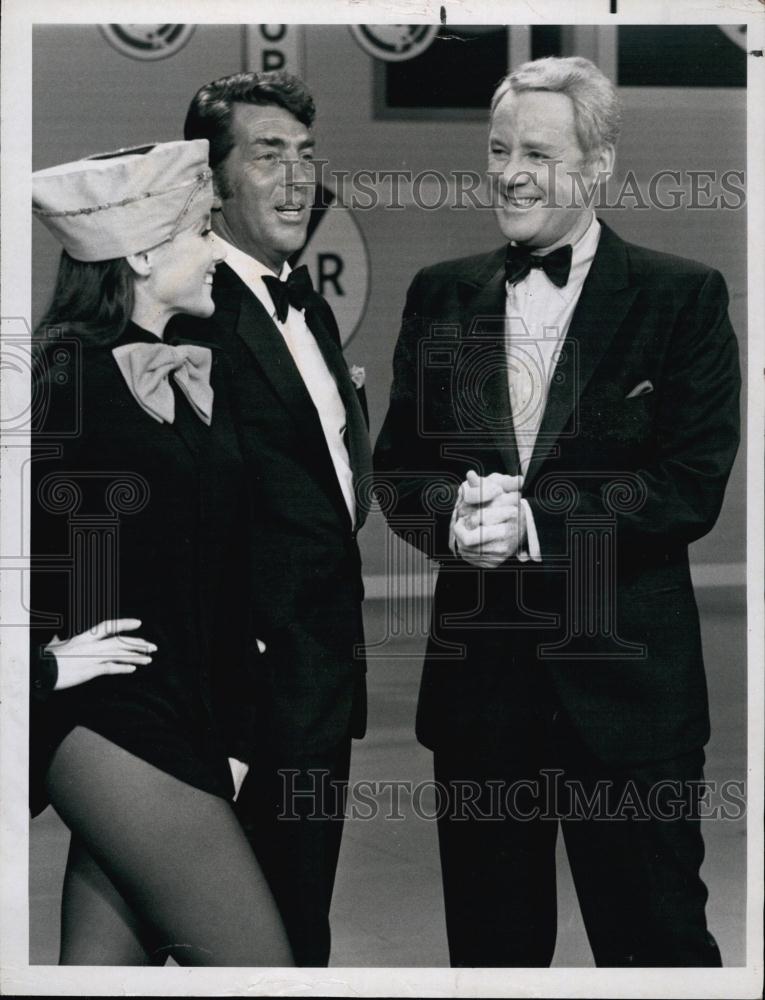 1969 Press Photo Van Johnson, Dean Martin &amp; show dancer in The Dean Martin Show&quot; - Historic Images