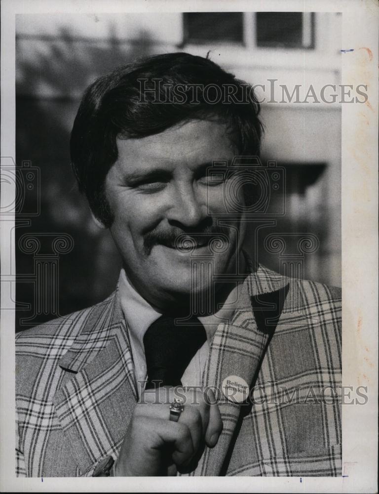 1973 Press Photo Tony Pappas with Muskie campaign button - RSL94389 - Historic Images