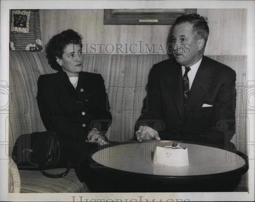 1953 Press Photo industrialist Thomas Evans Brittingham and wife return to NY - Historic Images