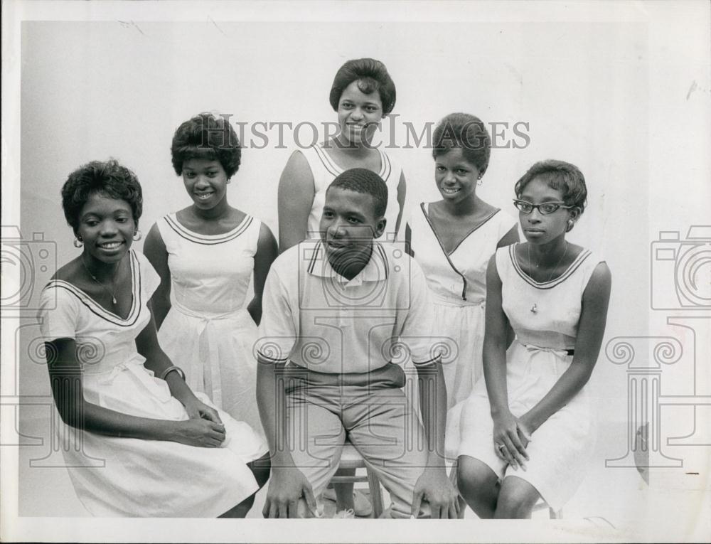 1962 Press Photo Members Of Lady Quents Teenage Social Club Gather Together - Historic Images