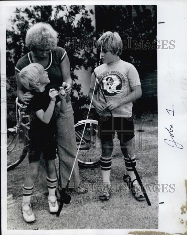 1977 Press Photo Teacher Ginnie Milleman With Sons Rick &amp; Mickey - RSL64203 - Historic Images