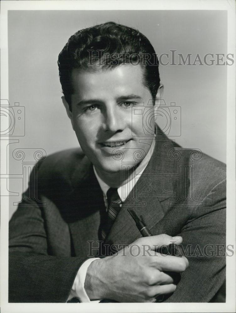 1954 Press Photo Fred Robbins Radio Host Big Preview Music Review Show - Historic Images