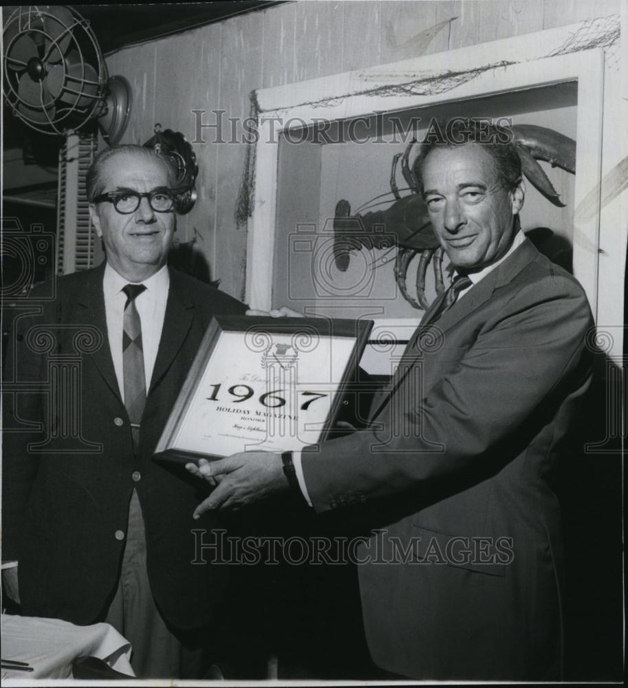 1967 Press Photo John Carzis Hugo&#39;s Lighthouse congratulated for Restaurant - Historic Images