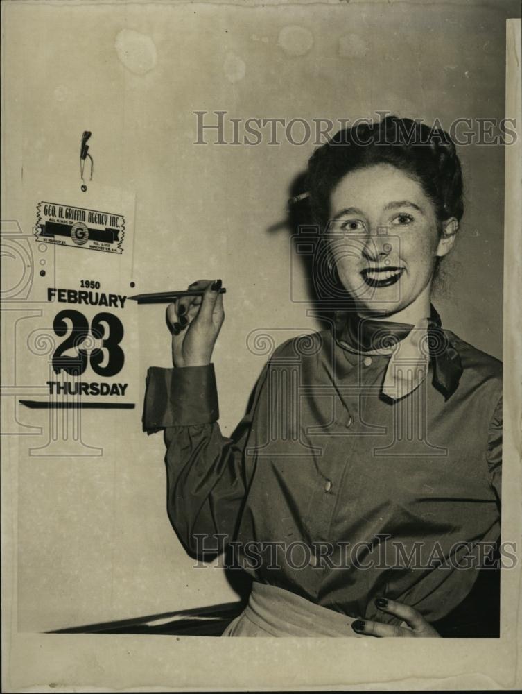 1950 Press Photo Sheriff Secretary Mary Farmer Points To Trial Date On Calendar - Historic Images