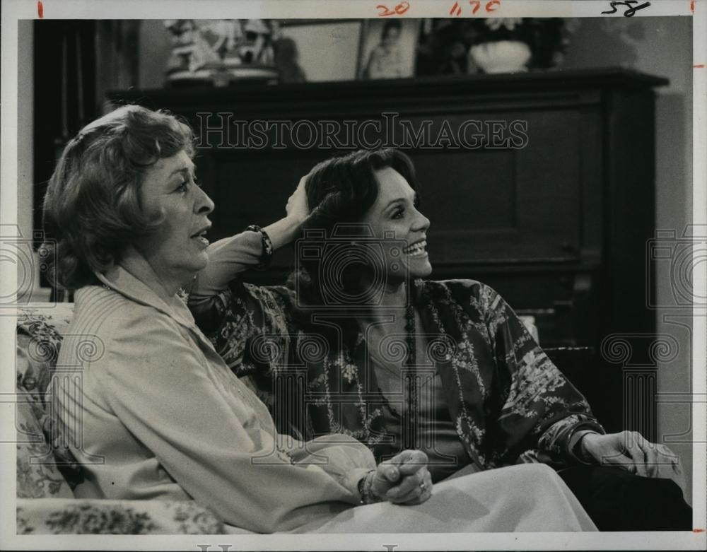 1976 Press Photo Actress Eileen Heckart, Valerie Harper, Rhoda - RSL98935 - Historic Images